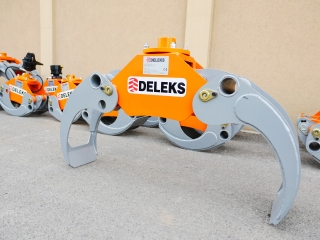 Drapák na guľatinu pre minibagre a lesné žeriavy DELEKS...