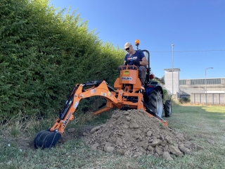 Podkop za traktor DELEKS DRS-1000 + lyžica 300 mm