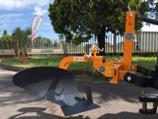 Jednodielny pluh DELEKS DP-18 (pre traktor 12-30 HP)